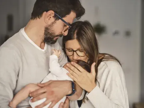 pareja comparte con bebé pareja comparte con bebé