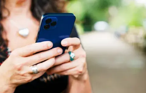 mujer con el telefono en la mano mujer con el telefono en la mano