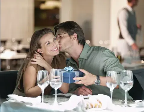 pareja el regala a ella obsequio