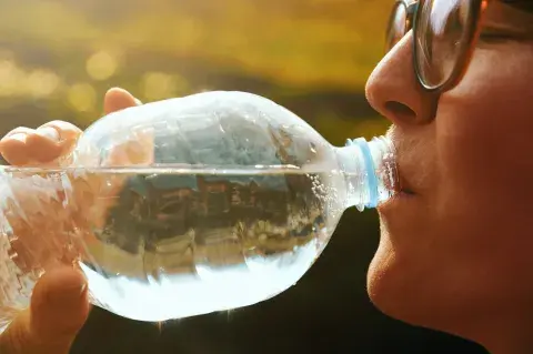 mujer toma agua