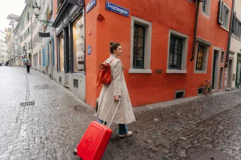 mujer con valija en viaje mujer con valija en viaje