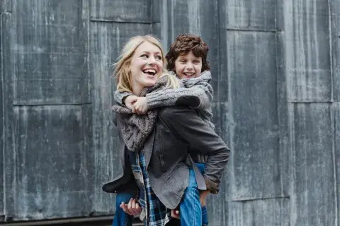 Madre e hijo paseando en las vacaciones Madre e hijo paseando en las vacaciones