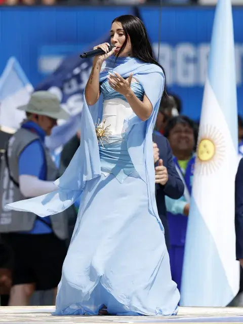 Foto de María Becerra cantando el Himno Argentino en la final del Mundial. Foto de María Becerra cantando el Himno Argentino en la final del Mundial.
