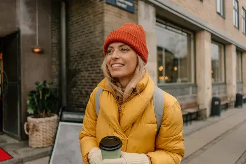 Foto de mujer paseando.