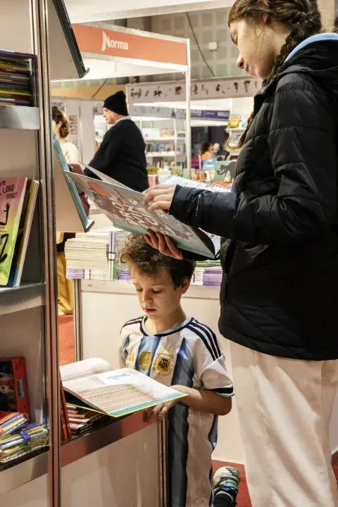 chicos en la feria del libro infantil chicos en la feria del libro infantil