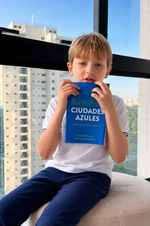 Tom con el libro ciudades azules Tom con el libro ciudades azules