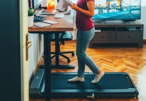 Walking pad: la tendencia para moverse más sin salir de casa en los días de lluvia