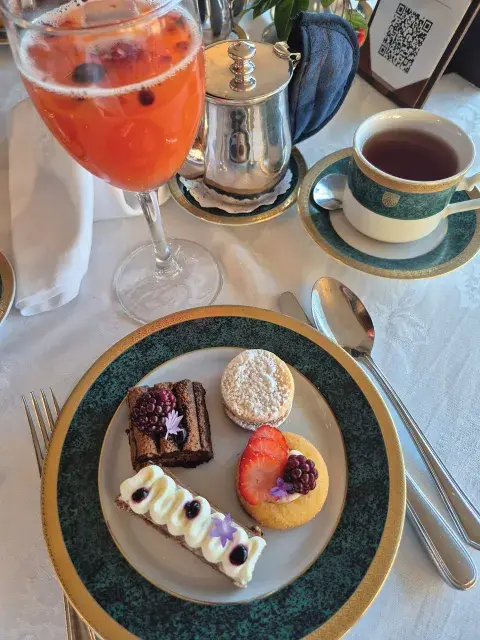 Un plato de pastelería y un té