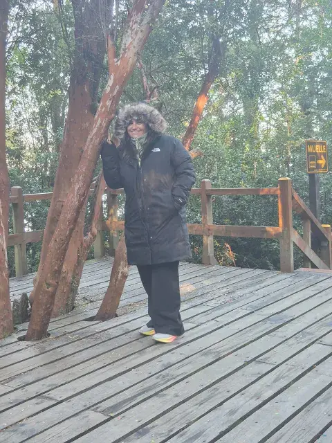 Una mujer en el bosque de arrayanes.