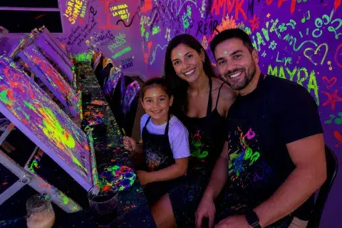 Una familia sonrie al disfrutar de juegos en las vacaciones de invierno en un hotel.