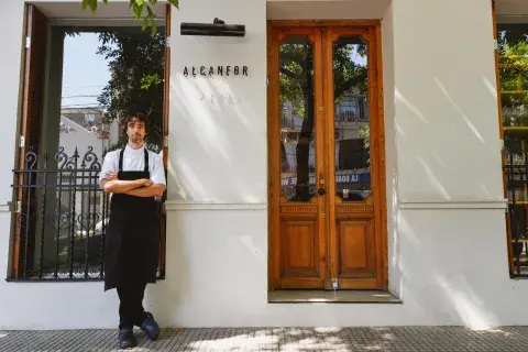 salida con amigos en restaurante alcanfor