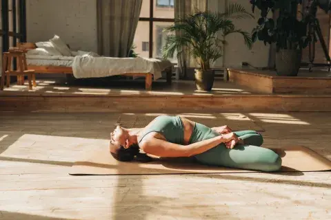 Foto de mujer haciendo yoga. Foto de mujer haciendo yoga.