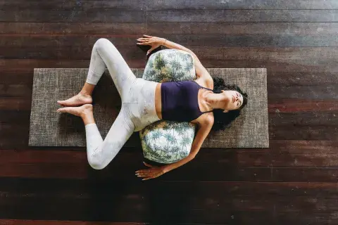 Foto de mujer haciendo yoga. Foto de mujer haciendo yoga.