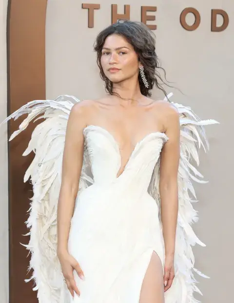 Zendaya despliega sus alas con un look angelcore en la premiere de La Odisea en Nueva York.