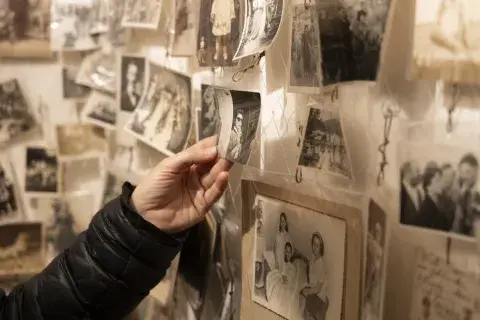 La caja de fotos es una instalación de fotos rescatadas La caja de fotos es una instalación de fotos rescatadas