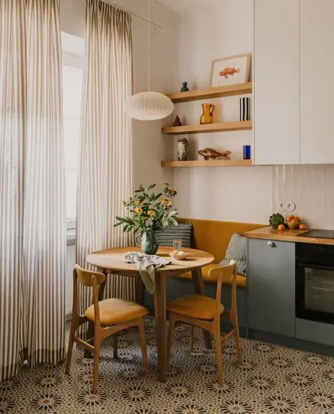 Banqueta empotrada en cocina.