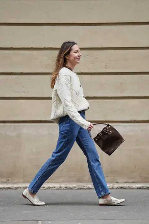 Mujer usando jean recto