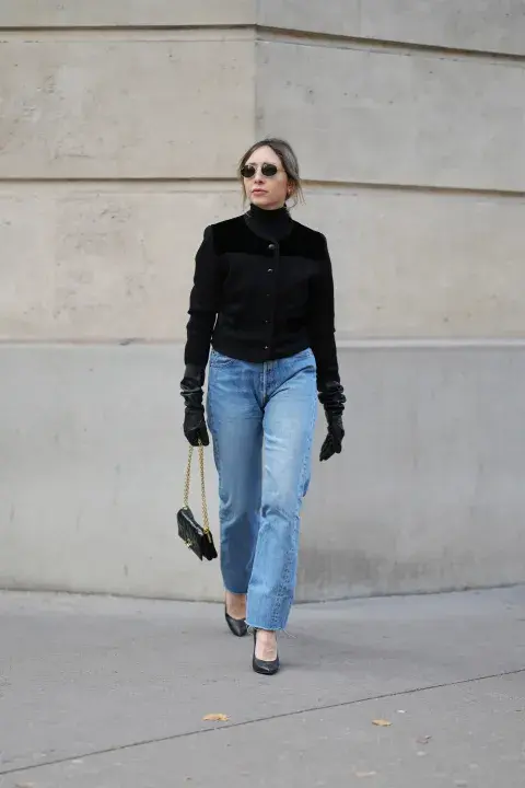 Mujer usando jean recto