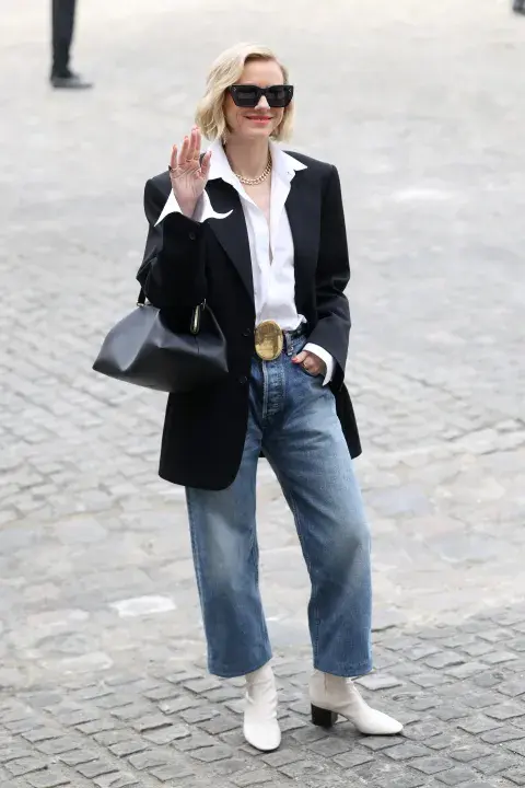 Mujer usando jean recto