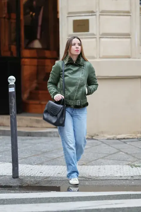 Mujer usando jean recto