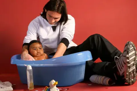 La foto viral de Messi bañando a un bebé Lamine Yamal. La foto viral de Messi bañando a un bebé Lamine Yamal.