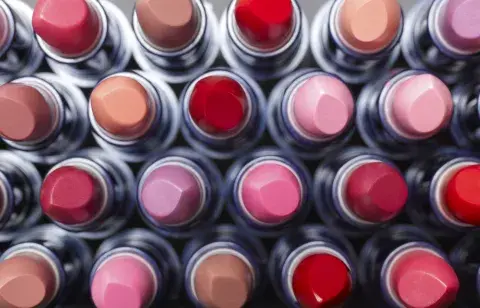Muchos labiales de distintos colores apilados