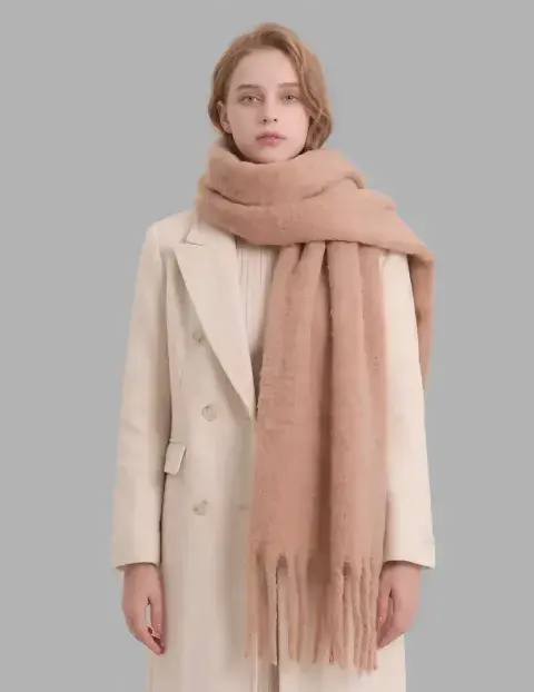 Accesorios de invierno: Bufanda XL sobre un tapado neutro Accesorios de invierno: Bufanda XL sobre un tapado neutro