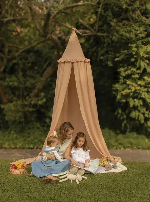 madre con hijos jugando al aire libre madre con hijos jugando al aire libre