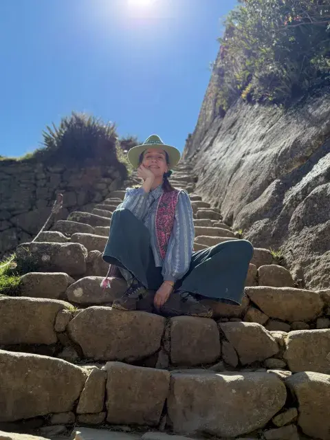 El look andino de Natalia Oreiro en Machu Picchu: capas, bordados y colores de la región