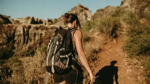 Foto de mujer haciendo rucking.