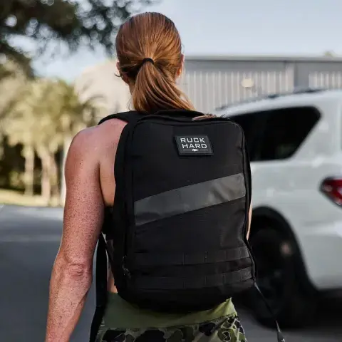 Mujer con mochila.