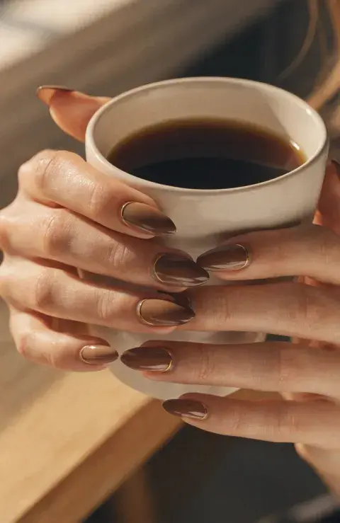 Uñas color chocolate. Uñas color chocolate.