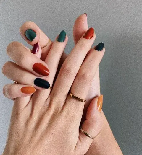 Uñas de diferentes colores. Uñas de diferentes colores.