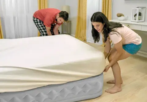 Manos a la obra antes de la noche más esperada: con la cama extra resuelta, el living se transforma en el mejor lugar de la casa. Manos a la obra antes de la noche más esperada: con la cama extra resuelta, el living se transforma en el mejor lugar de la casa.