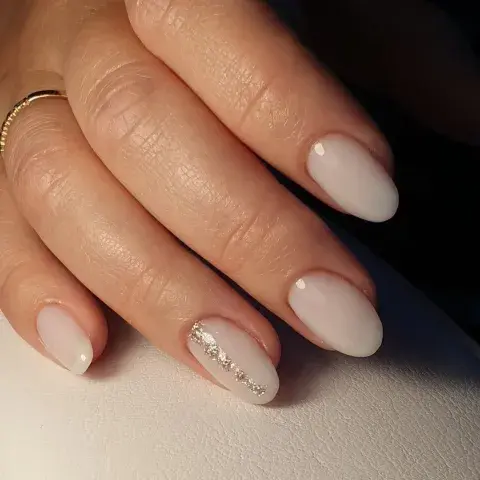 Uñas de pinterest en color blanco roto con detalles en dorado