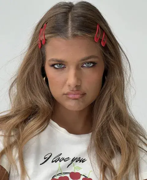 una mujer con hebillas en color rojo una mujer con hebillas en color rojo