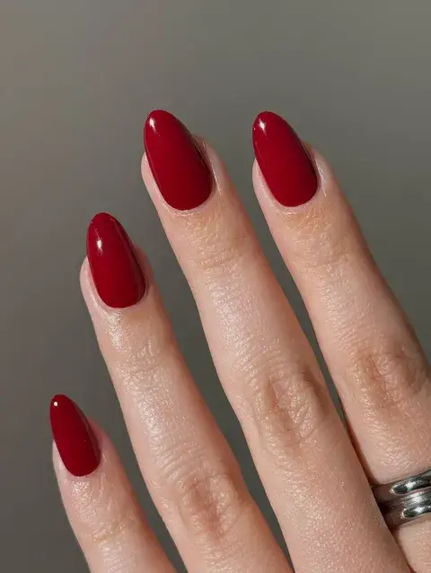 Uñas clásicas y muy combinables rojo intenso Uñas clásicas y muy combinables rojo intenso