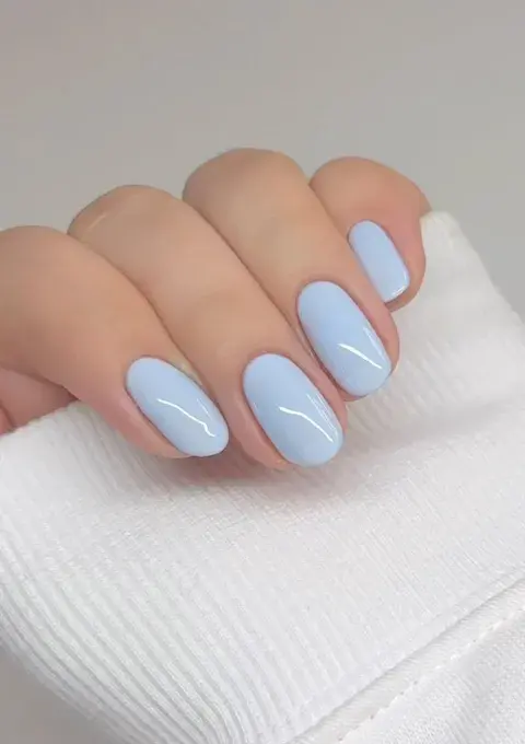 Uñas clásicas y muy combinables celeste claro Uñas clásicas y muy combinables celeste claro