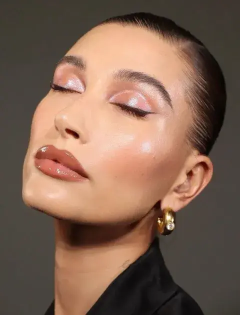 Hailey bieber con un makeup brilloso Hailey bieber con un makeup brilloso