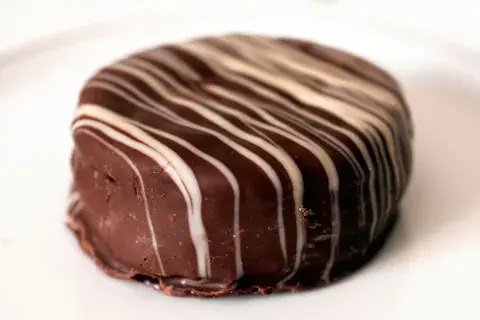 Alfajor de chocolate con cobertura blanca Alfajor de chocolate con cobertura blanca
