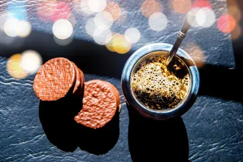 Alfajores con un mate al costado Alfajores con un mate al costado