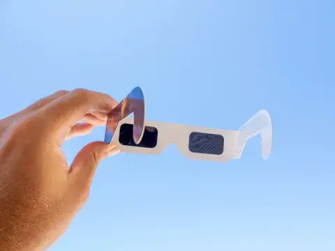 Anteojos especiales para ver el eclipse solar Anteojos especiales para ver el eclipse solar