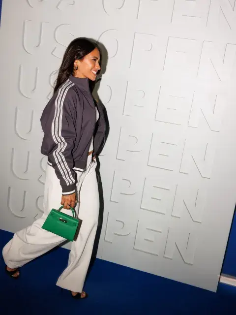Antonela Roccuzzo caminando con una cartera verde Antonela Roccuzzo caminando con una cartera verde