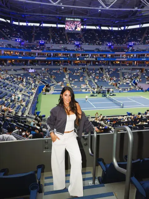 Antonela Roccuzzo parada en el US Open
