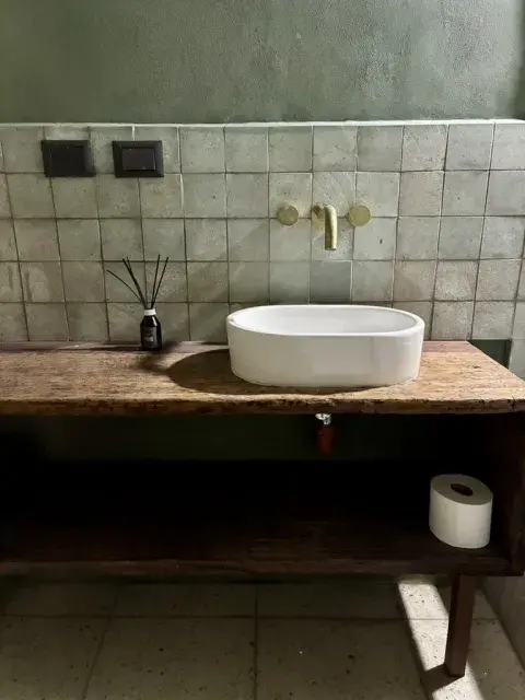 baño de la casa bioconstruida en cordoba