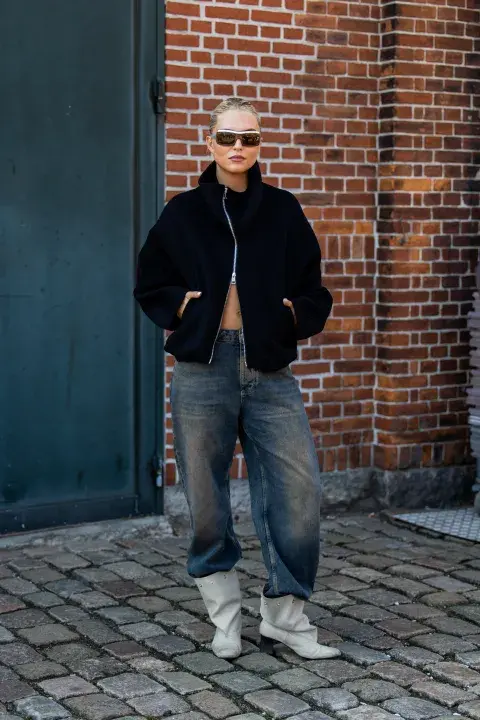 Una mujer usando jeans y botas xl Una mujer usando jeans y botas xl