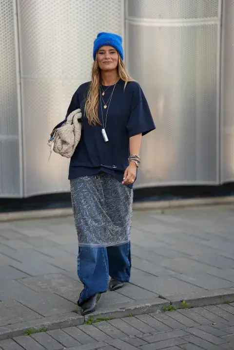 Una muejer usando jeans oversize con botas altas Una muejer usando jeans oversize con botas altas