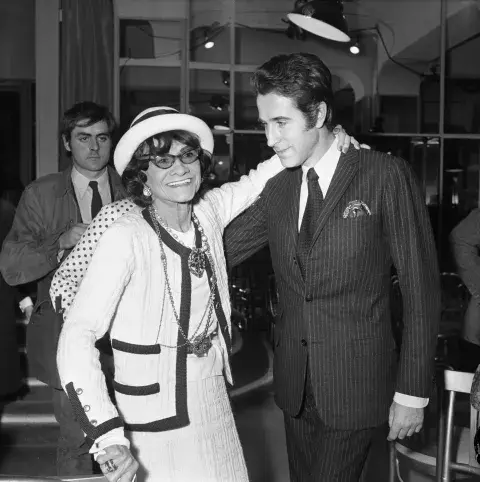 Coco chanel en una fiesta con su traje de tweed Coco chanel en una fiesta con su traje de tweed