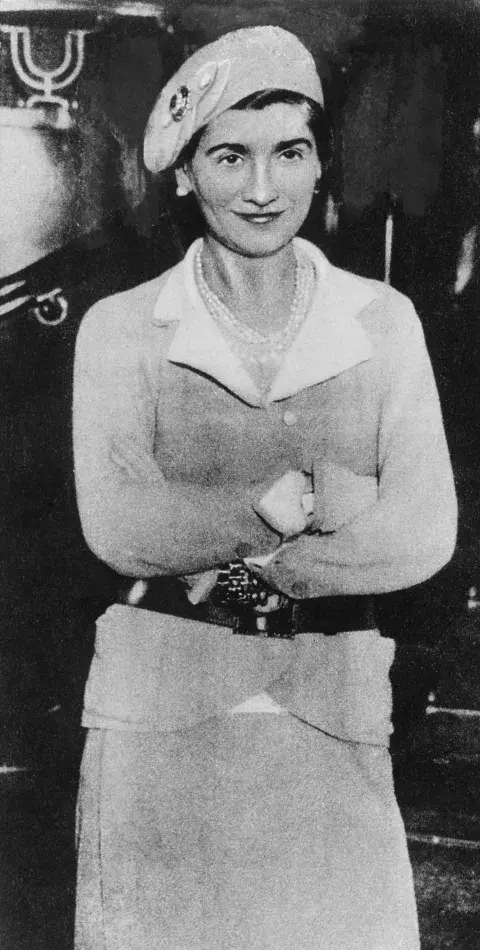 Coco chanel en sus inicios Coco chanel en sus inicios