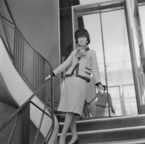 Coco chanel bajando por una escalera de su atelier Coco chanel bajando por una escalera de su atelier